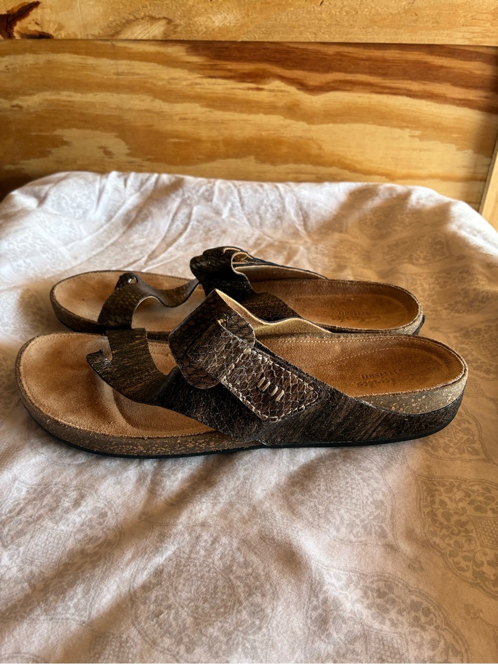 CLARKS Perri Coast Leather Slide Sandals 
Size 10